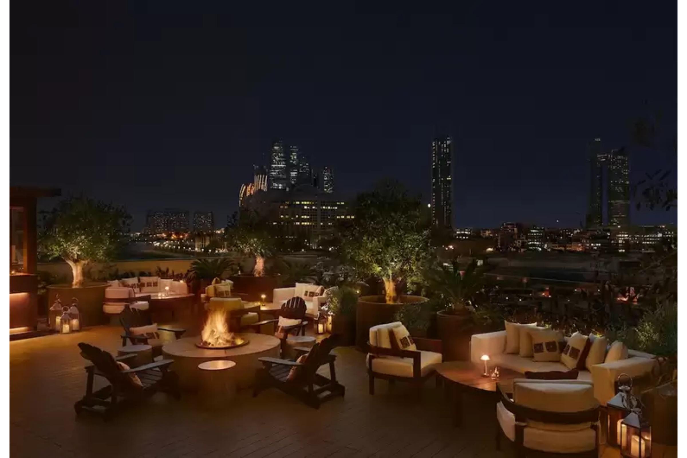 The Abu Dhabi Edition Eksteriør billede The rooftop bar at the Mandarin Oriental, Munich
