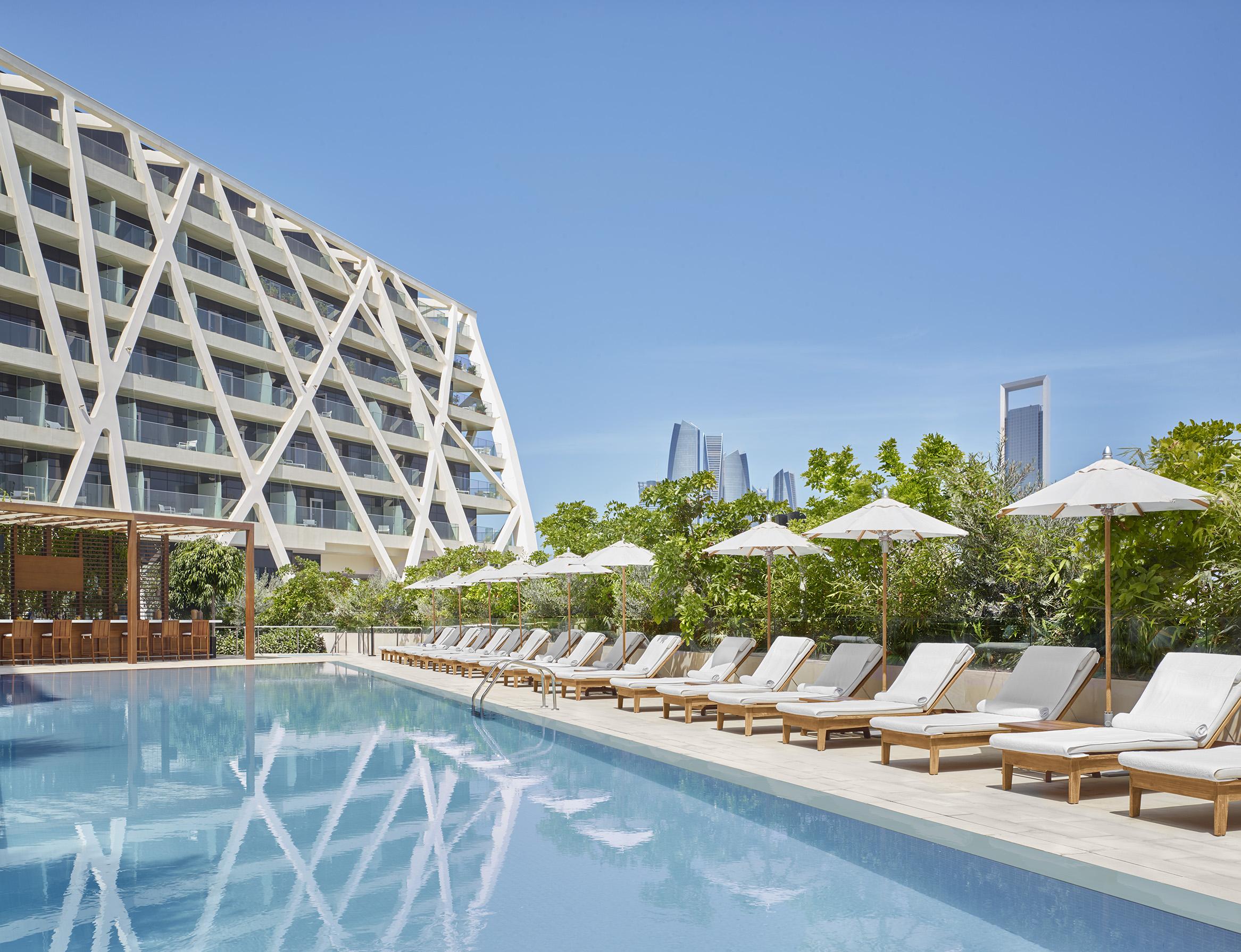 The Abu Dhabi Edition Eksteriør billede The hotel's pool