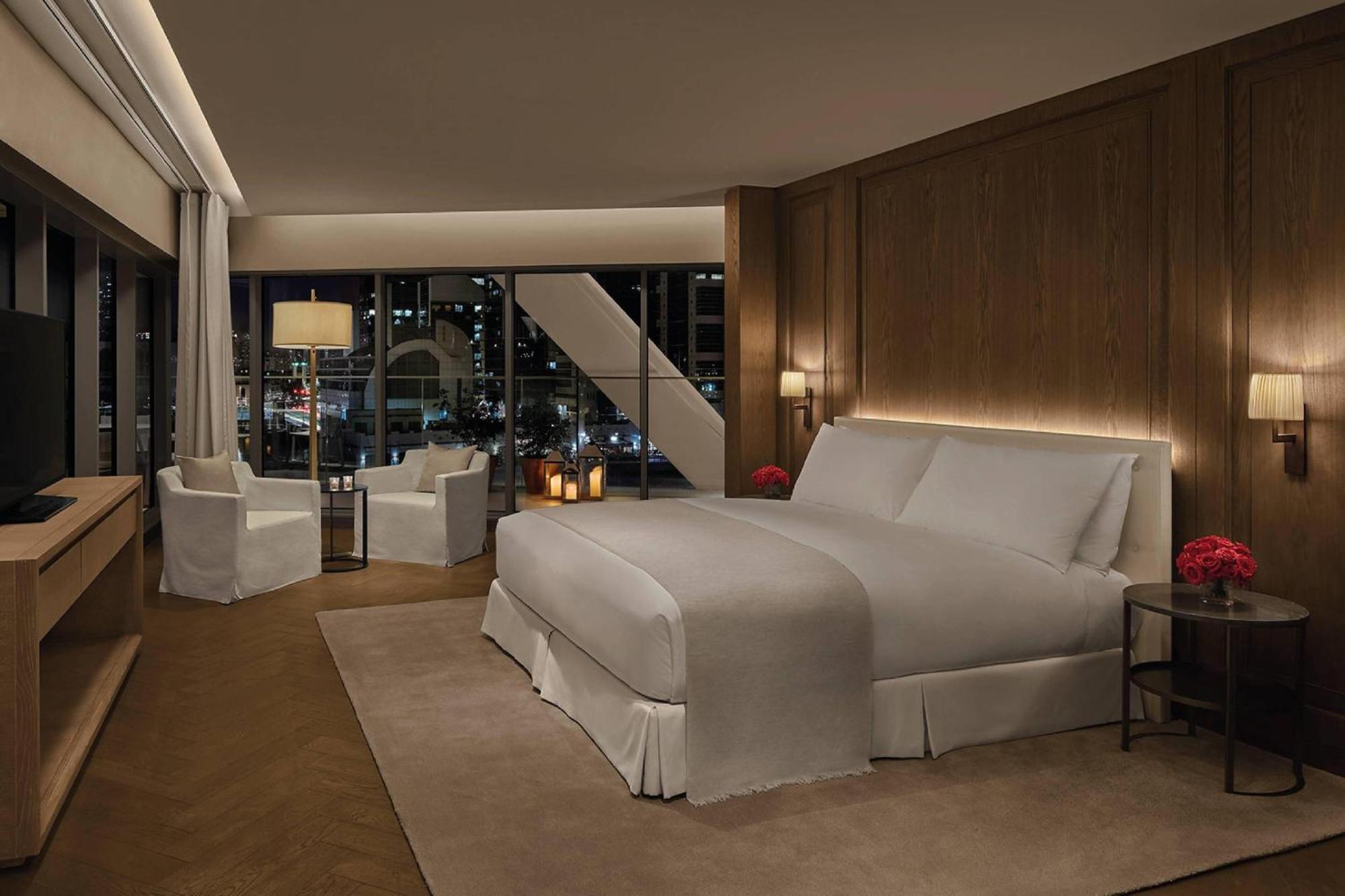 The Abu Dhabi Edition Eksteriør billede A bedroom at the Mandarin Oriental, Hong Kong