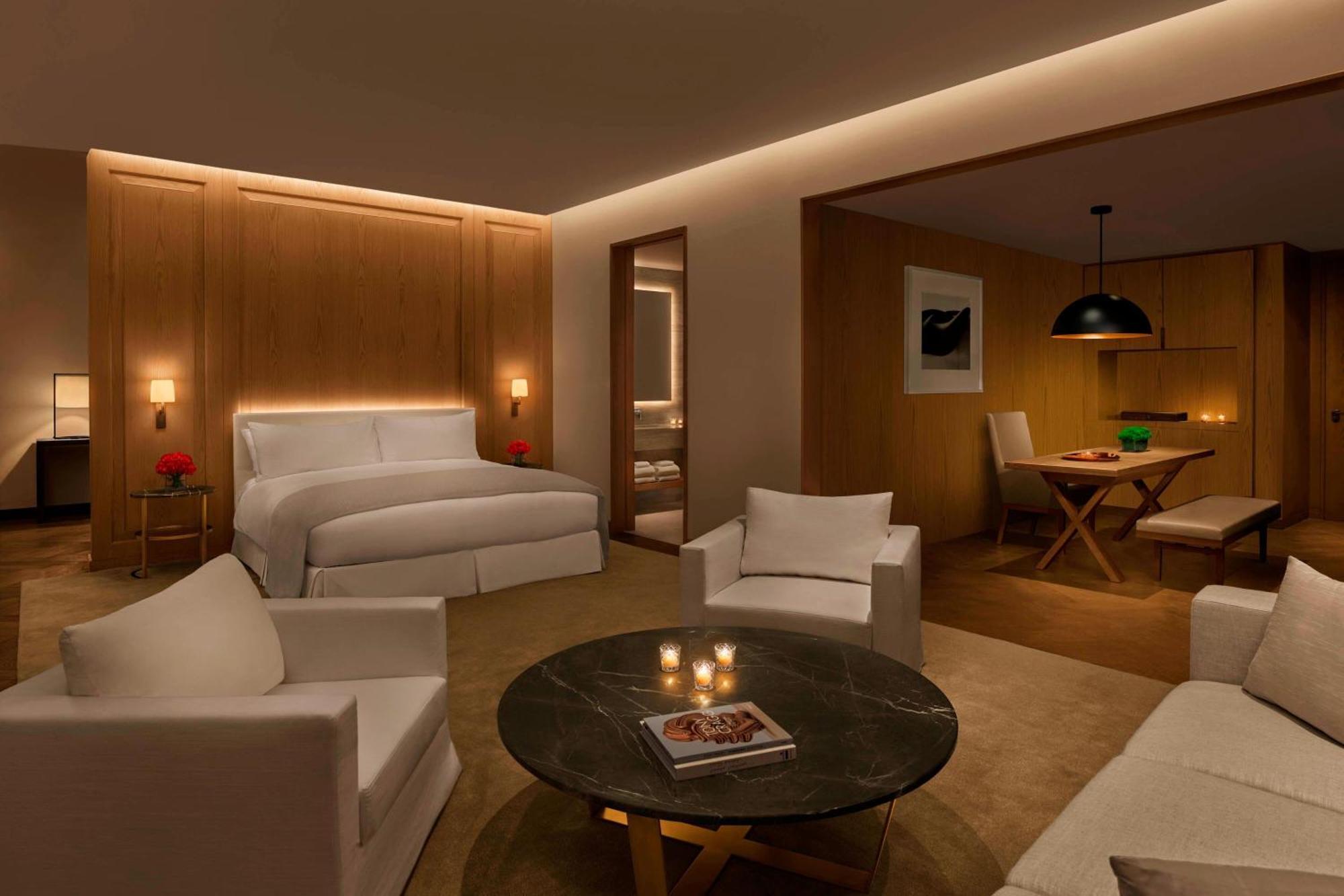 The Abu Dhabi Edition Eksteriør billede A suite at the Mandarin Oriental, Munich