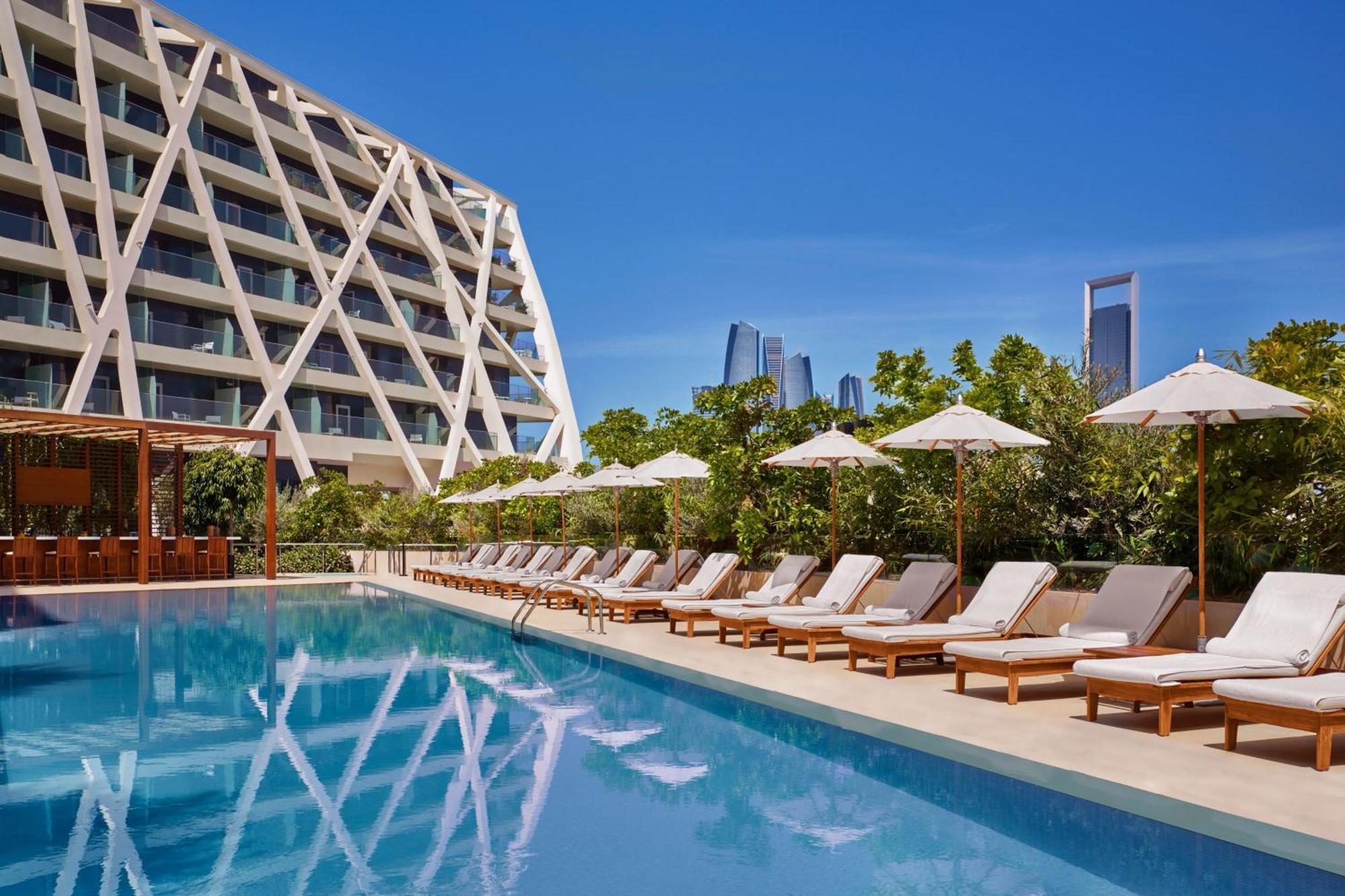 The Abu Dhabi Edition Eksteriør billede The hotel's pool